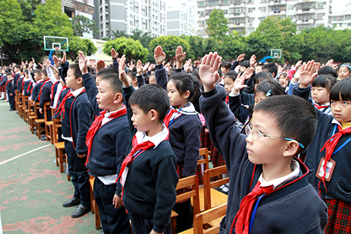 03、圖為開(kāi)學(xué)典禮升國(guó)旗時(shí)國(guó)際部學(xué)生行隊(duì)禮