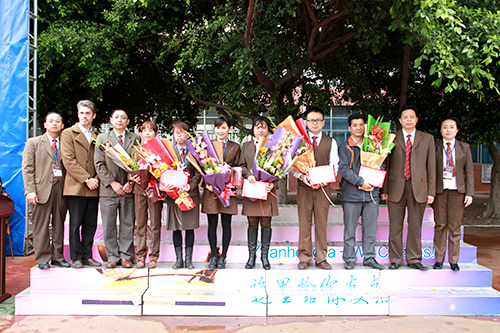 06、圖為開(kāi)學(xué)典禮時(shí)學(xué)校頒獎(jiǎng)?lì)I(lǐng)導(dǎo)與優(yōu)秀教職工合影