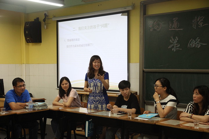 爭當(dāng)這樣的家長：為孩子做表率，與學(xué)校共育才——深圳市龍華中英文實(shí)驗(yàn)學(xué)校初中部家長會(huì)圓滿召開