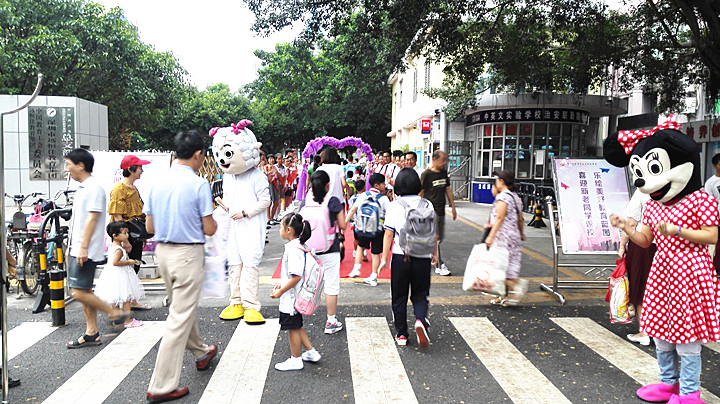 喜迎新老同學(xué)返校，樂(lè)繪美好教育藍(lán)圖,開(kāi)學(xué)歡迎禮別具特色