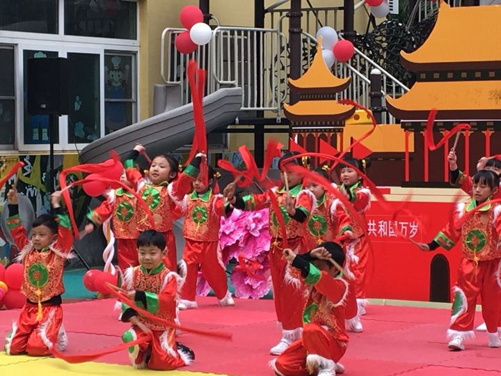 瑞狗迎春兆豐年，寶貝回園樂開顏