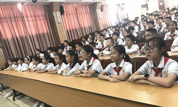 普法教育走進(jìn)中英文，做新時代合格小公民