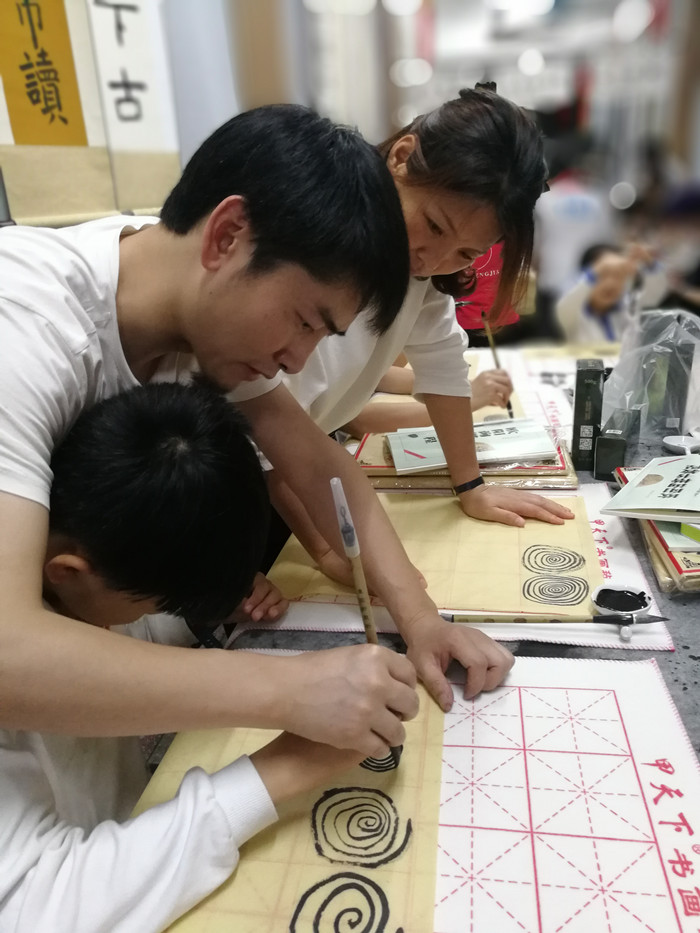親子同練，家校共建，龍華中英文“家長社團”有聲有色