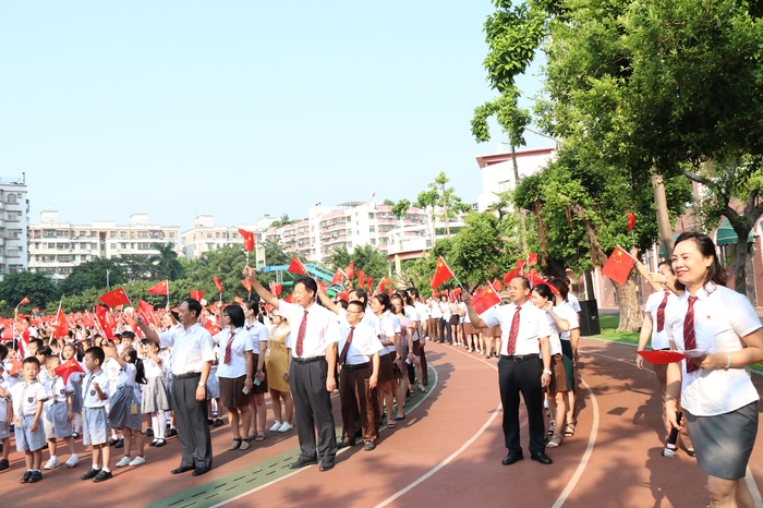 舉行主題升旗儀式，弘揚(yáng)愛國(guó)主義精神