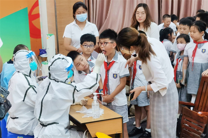 共同戰(zhàn)“疫”，龍華中英文在行動!——學(xué)校組織志愿者支援社區(qū)防疫一線